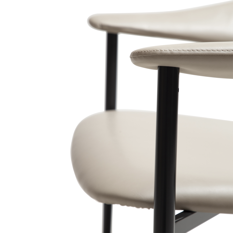 DAN-FORM ROVER Lounge Chair Cashmere Kunstleder mit schwarzen Beinen