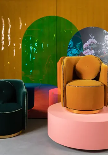 BOLD MONKEY Sassy Granny Drehstuhl, mit Armlehnen und Kissen – dunkelgrüner Samtpolyester und Messingstahl