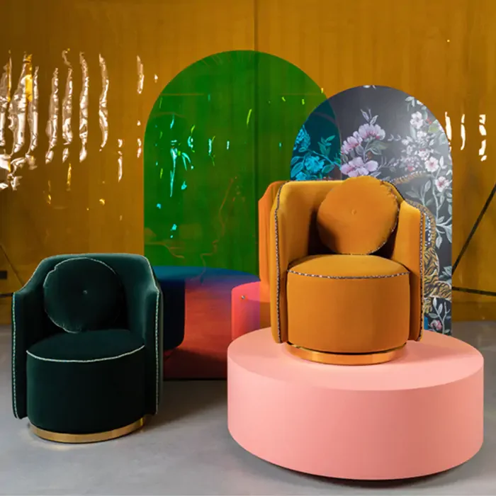 BOLD MONKEY Sassy Granny Drehstuhl, mit Armlehnen und Kissen – dunkelgrüner Samtpolyester und Messingstahl