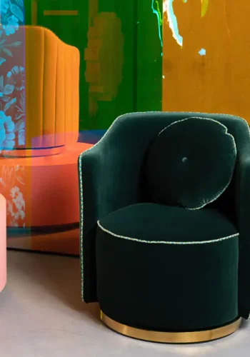 BOLD MONKEY Sassy Granny Drehstuhl, mit Armlehnen und Kissen – dunkelgrüner Samtpolyester und Messingstahl