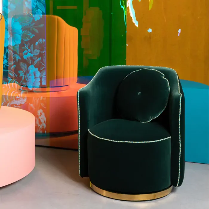 BOLD MONKEY Sassy Granny Drehstuhl, mit Armlehnen und Kissen – dunkelgrüner Samtpolyester und Messingstahl