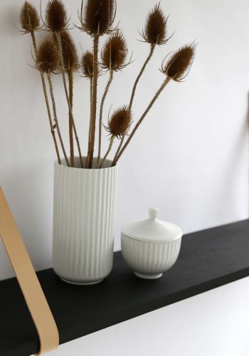 NocNoi Harre Vig Wandregal - schwarz geölte Eiche mit Naturlederband, 50-100