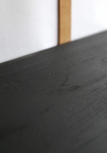 NocNoi Harre Vig Wandregal - schwarz geölte Eiche mit Naturlederband, 50-100