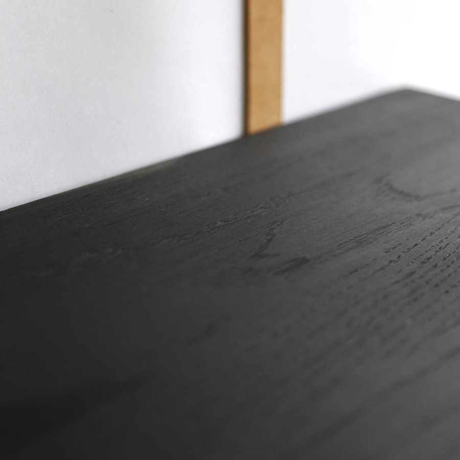 NocNoi Harre Vig Wandregal - schwarz geölte Eiche mit Naturlederband, 50-100