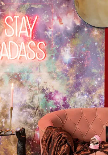 BOLD MONKEY Stay Badass LED-Neonlichtschild, quadratisch – rotes PVC und Acryl (80 x 80)