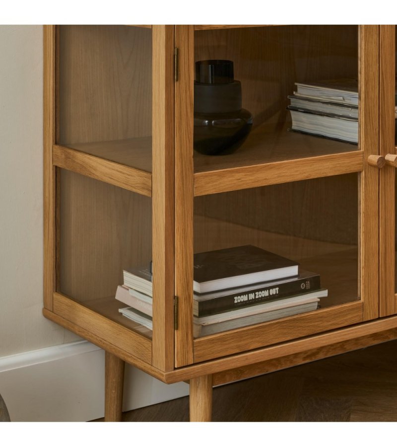 Svendborg Lavt vitrineskab, m. 2 l�ger og 2 hylder - glas og natur egetr�sfin�r og egetr�