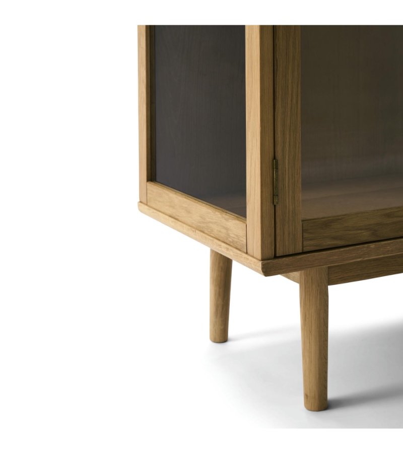 Svendborg TV-bord, m. 3 l�ger og 2 hylder - glas og natur egetr�sfin�r og egetr� (137x40)