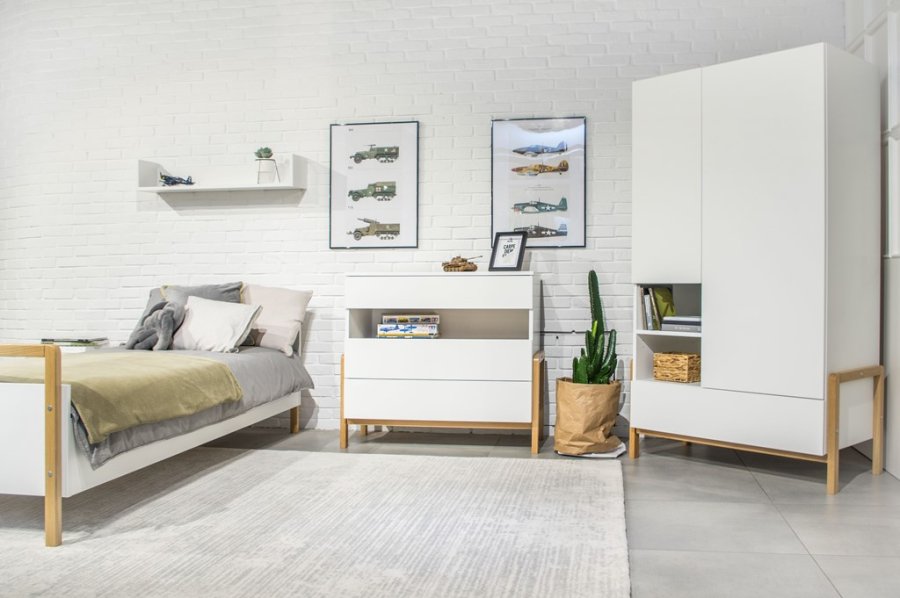 Victor garderobe for barn, m. 2 drer, 1 hengestang og 1 skuff - hvit laminat og eik