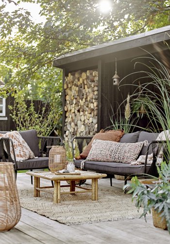 BLOOMINGVILLE Pavone Gartensofa, mit Armlehnen und dunkelgrauen Kissen – schwarzes Polyesterseil und schwarzes Metall