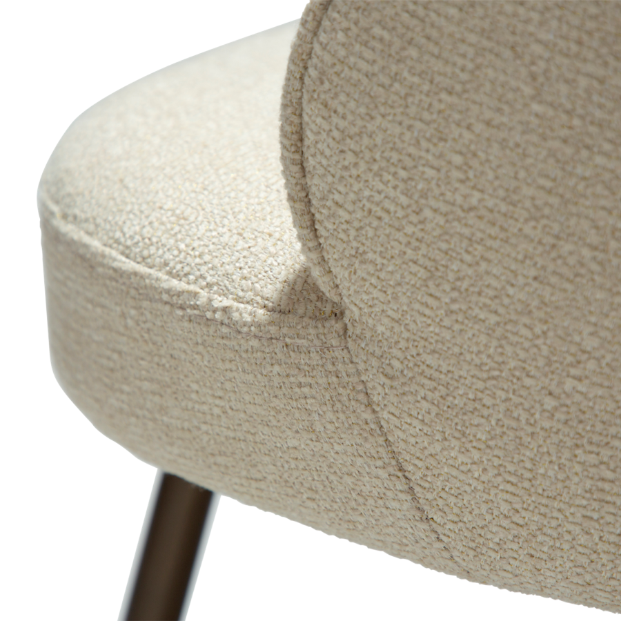 DANFORM Utopia Esszimmerstuhl, hohe Rückenlehne – matter Mandel-Bouclé-Stoff mit Glitzer und antikem Messingstahl