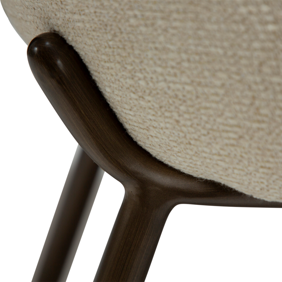 DANFORM Utopia Esszimmerstuhl, hohe Rückenlehne – matter Mandel-Bouclé-Stoff mit Glitzer und antikem Messingstahl