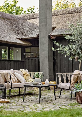 BLOOMINGVILLE Pavone Gartensofa, mit beige-braunen Kissen – hellbraunes Polyesterseil und schwarzes Metall