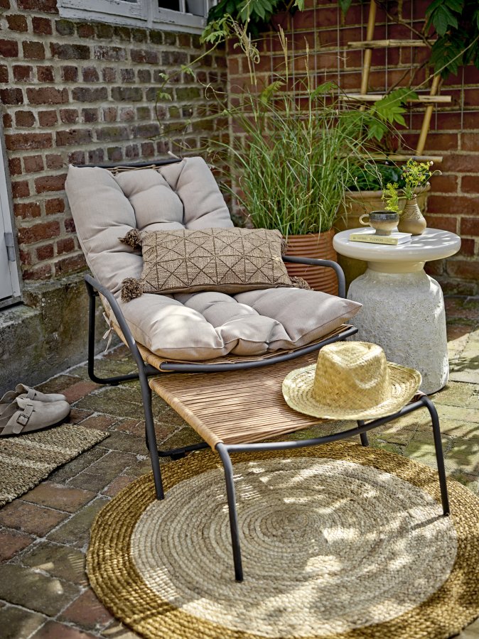 BLOOMINGVILLE Boel Liegestuhl, mit Hocker und Kissen - Naturgeflecht und schwarzes Metall