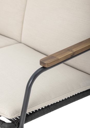 BLOOMINGVILLE Hampton hagesofa, med armlener og puter - akasietre og svart flettet snor/metall