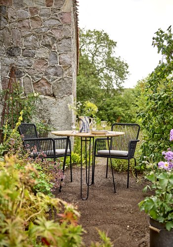 BLOOMINGVILLE Santino Gartenstuhl, mit Armlehnen und grauem Kissen – schwarzes Polyesterseil und schwarzes Metall